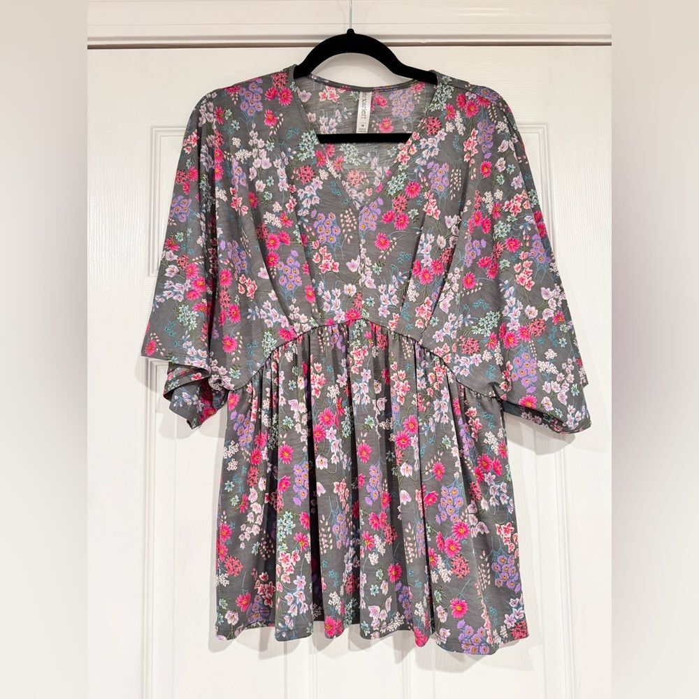 EUC Gray Floral Dear Scarlett Top Medium